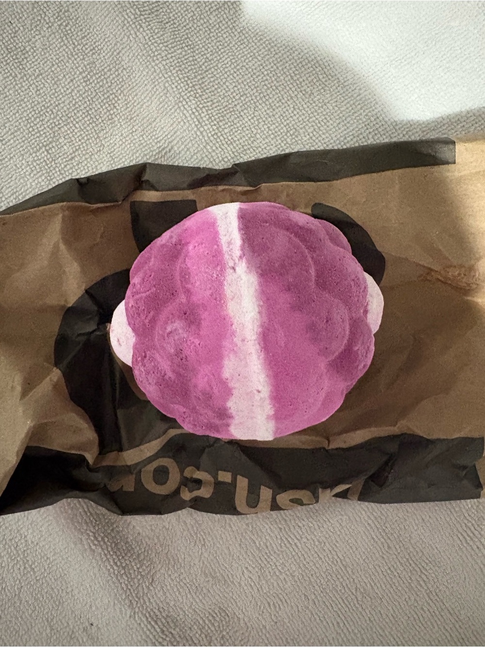 Lush The comforter Bath Bomb - Luxurious Fizzy Bath Soak